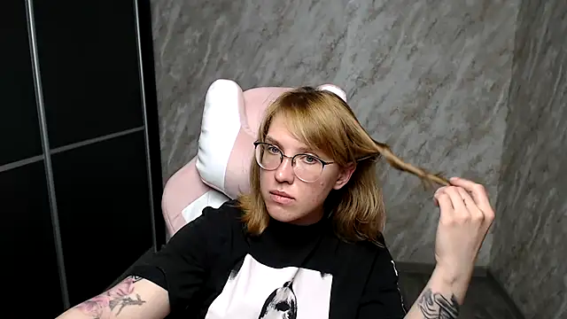 Reginasmilee online show from 15, 3, 2025