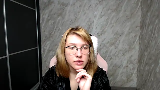Reginasmilee online show from 16, 3, 2025