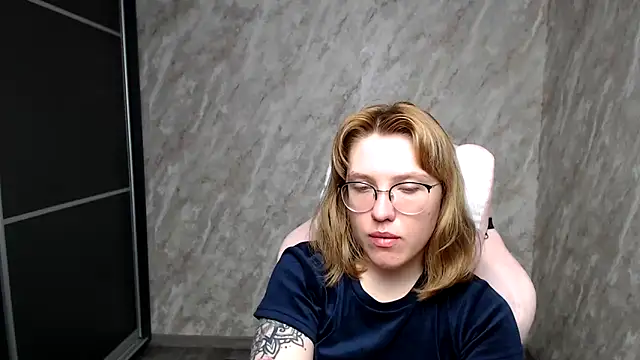 Reginasmilee online show from 6, 3, 2025