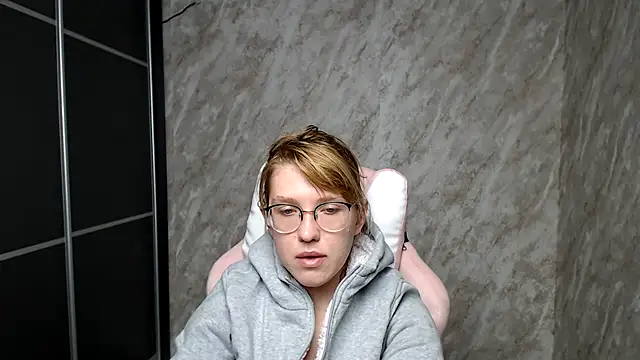 Reginasmilee online show from 13, 3, 2025