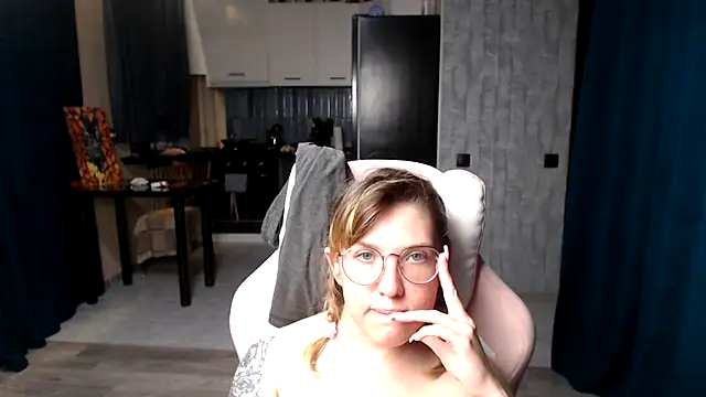 Reginasmilee online show from 10, 9, 2025