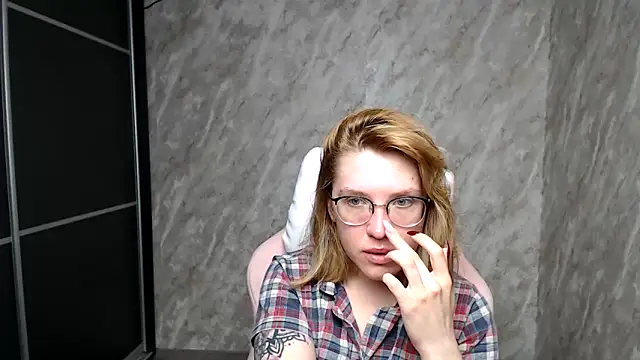 Reginasmilee online show from 9, 3, 2025