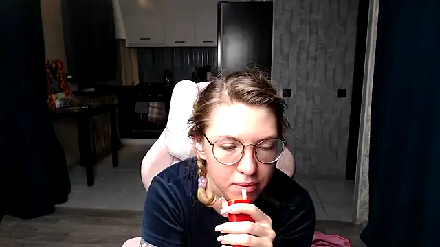Reginasmilee online show from 14, 9, 2025