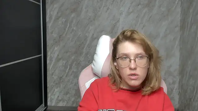 Reginasmilee online show from 5, 3, 2025