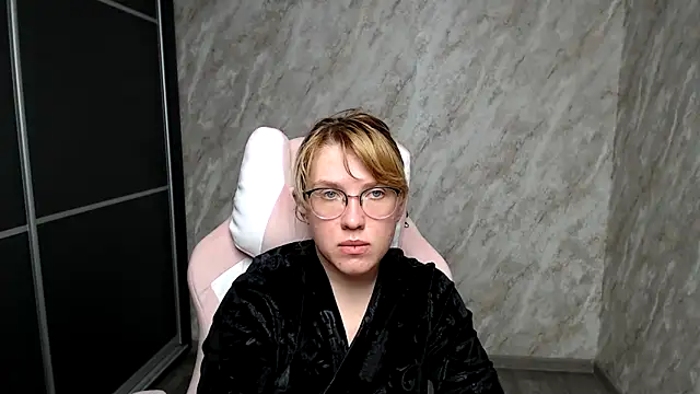 Reginasmilee online show from 16, 3, 2025