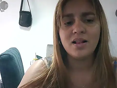 Snapshot of Asly- chatting on 17, 7, 2026 Asly- online show from 17, 7, 2026