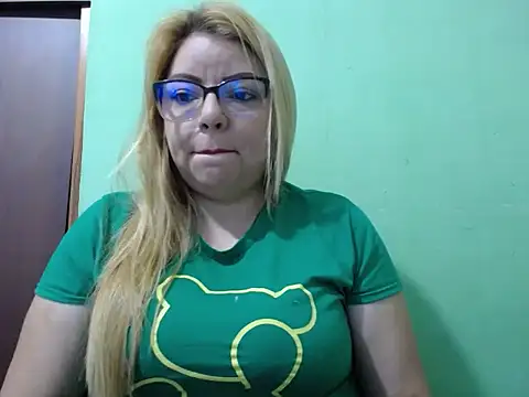 Snapshot of Lunay_Hot chatting on 6, 7, 2026 Lunay Hot online show from 6, 7, 2026