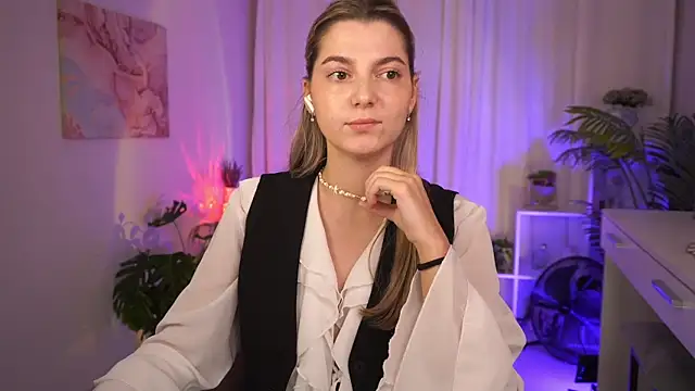 LucreciaStorm online show from 30, 6, 2026
