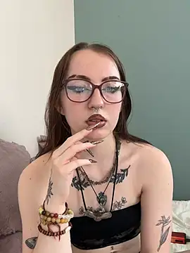 Snapshot of Ellie_Whitfield chatting on 9, 7, 2026 Ellie Whitfield online show from 9, 7, 2026