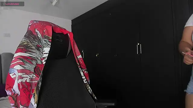 Snapshot of DarkReed_ chatting on 4, 7, 2026 DarkReed online show from 4, 7, 2026