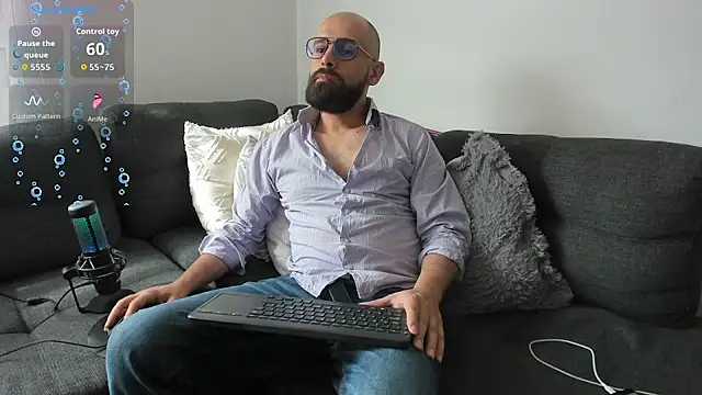Snapshot of ezequiel_mobland chatting on 8, 7, 2026 ezequiel mobland online show from 8, 7, 2026
