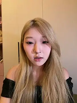 Snapshot of liyiyi- chatting on 6, 7, 2026 liyiyi- online show from 6, 7, 2026