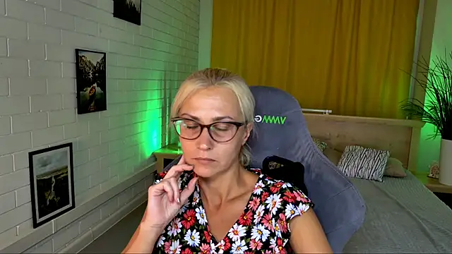 Snapshot of RondaGrinz chatting on 8, 7, 2026 RondaGrinz online show from 8, 7, 2026