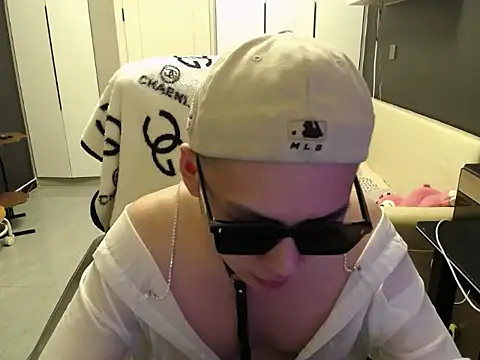 Snapshot of yichen008 chatting on 12, 7, 2026 yichen008 online show from 12, 7, 2026