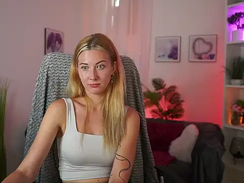 Snapshot of EmilySwann_ chatting on 8, 7, 2026 EmilySwann online show from 8, 7, 2026