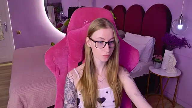 Snapshot of AuroraLean chatting on 6, 8, 2026 AuroraLean online show from 6, 8, 2026