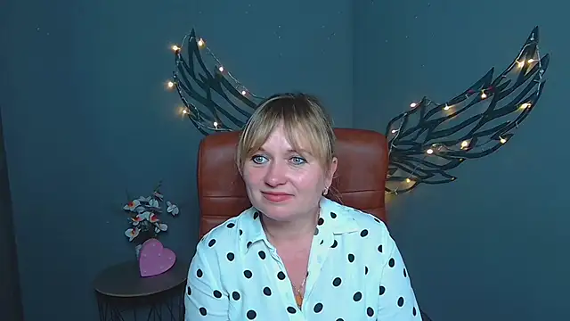 KiraSmiling online show from 13, 7, 2026