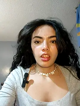 Snapshot of laura_mon chatting on 5, 8, 2026 laura mon online show from 5, 8, 2026