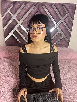 Snapshot of Saphira_Pink chatting on 17, 7, 2026 Saphira Pink online show from 17, 7, 2026