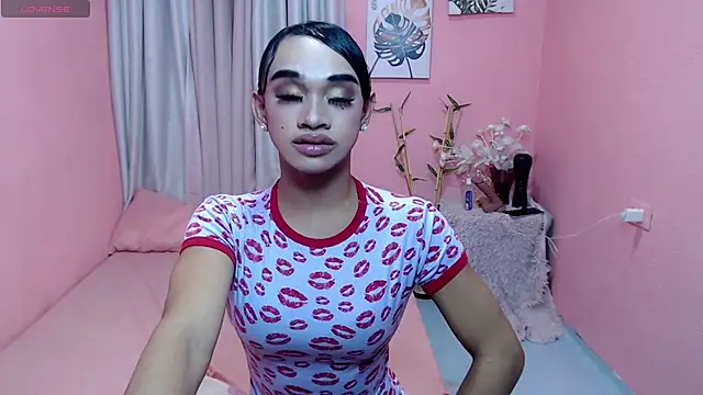 Snapshot of VivienneLuxe chatting on 18, 7, 2026 VivienneLuxe online show from 18, 7, 2026