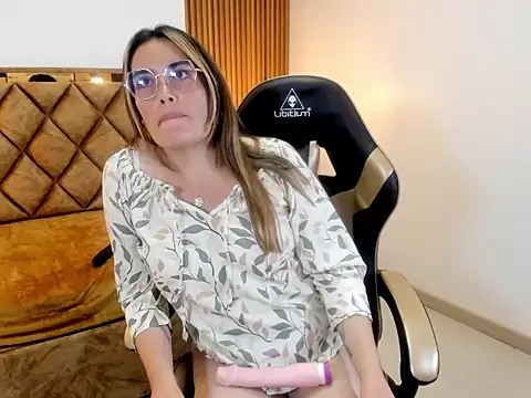MiaAmadorVS online show from 5, 8, 2026