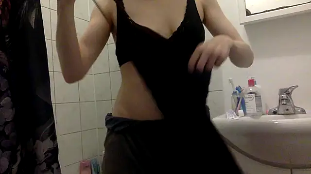 Snapshot of laetitia_xo chatting on 6, 8, 2026 laetitia xo online show from 6, 8, 2026