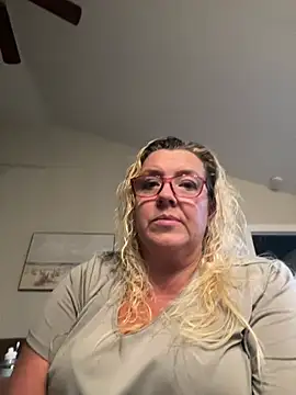 Snapshot of IntimateCpl chatting on 5, 8, 2026 IntimateCpl online show from 5, 8, 2026
