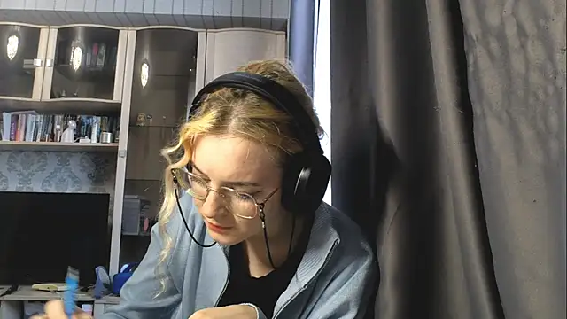 Snapshot of Adelinetre chatting on 30, 7, 2026 Adelinetre online show from 30, 7, 2026