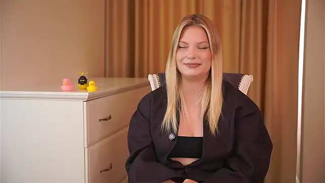 Snapshot of KoriHeeney chatting on 5, 8, 2026 KoriHeeney online show from 5, 8, 2026