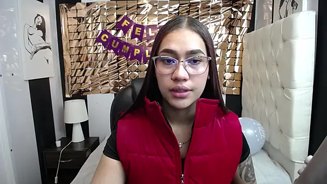 Snapshot of zoee_muller chatting on 4, 8, 2026 zoee muller online show from 4, 8, 2026