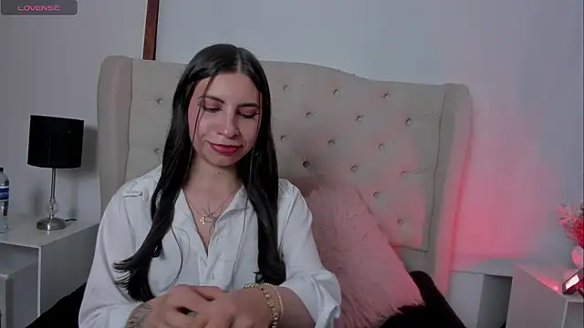 Snapshot of EmmillyQueen chatting on 7, 8, 2026 EmmillyQueen online show from 7, 8, 2026