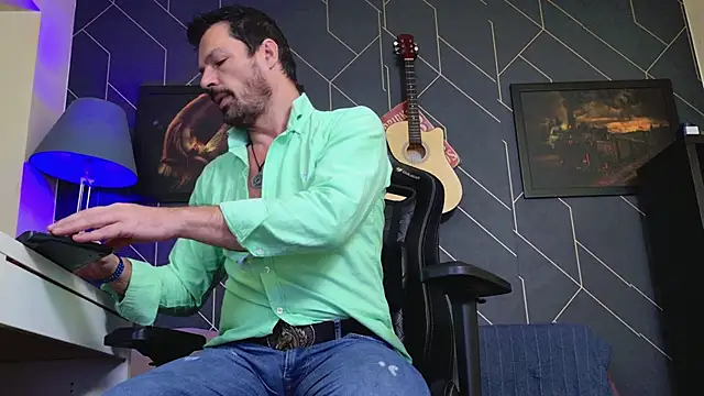 Snapshot of ChrisKox chatting on 29, 11, 2025 ChrisKox online show from 29, 11, 2025