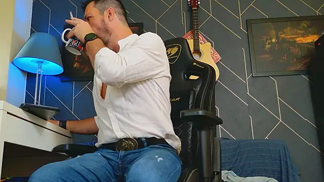 Snapshot of ChrisKox chatting on 11, 10, 2025 ChrisKox online show from 11, 10, 2025