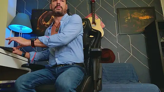 Snapshot of ChrisKox chatting on 22, 10, 2025 ChrisKox online show from 22, 10, 2025