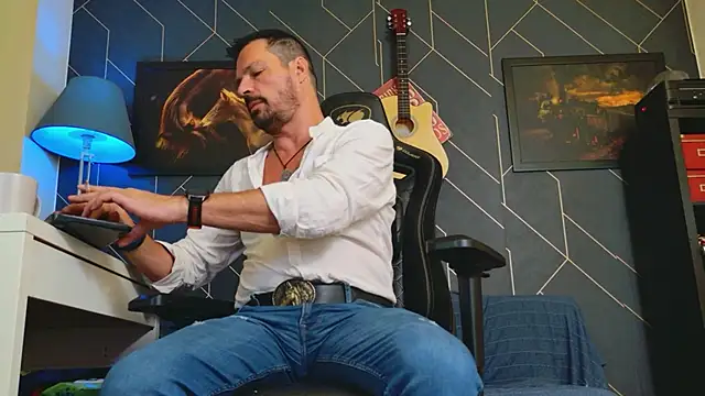 Snapshot of ChrisKox chatting on 12, 10, 2025 ChrisKox online show from 12, 10, 2025