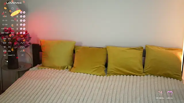 Snapshot of LitleSun chatting on 17, 11, 2025 LitleSun online show from 17, 11, 2025