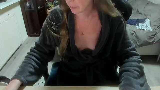 minoesje37 online show from 10, 2, 2026