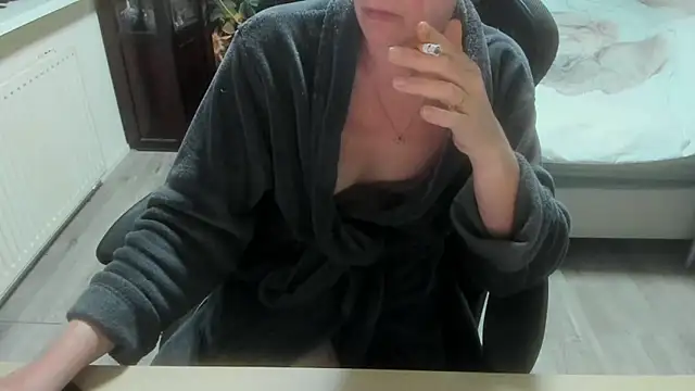 minoesje37 online show from 11, 4, 2026