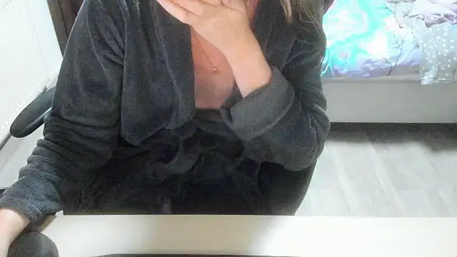 minoesje37 online show from 8, 1, 2026