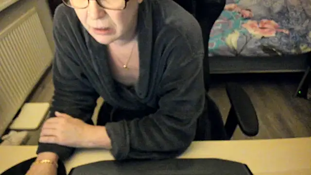 minoesje37 online show from 15, 1, 2025