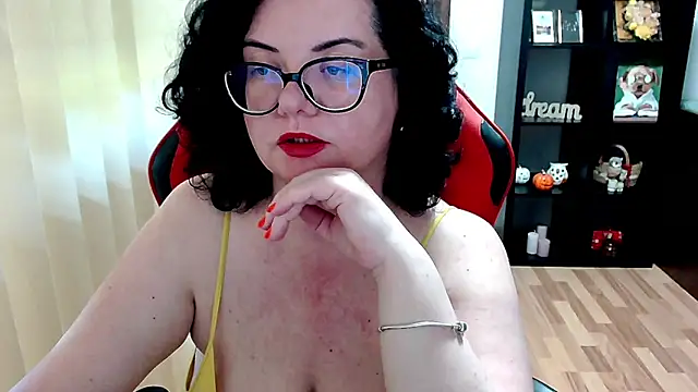 Snapshot of MissTroublle chatting on 11, 5, 2026 MissTroublle online show from 11, 5, 2026