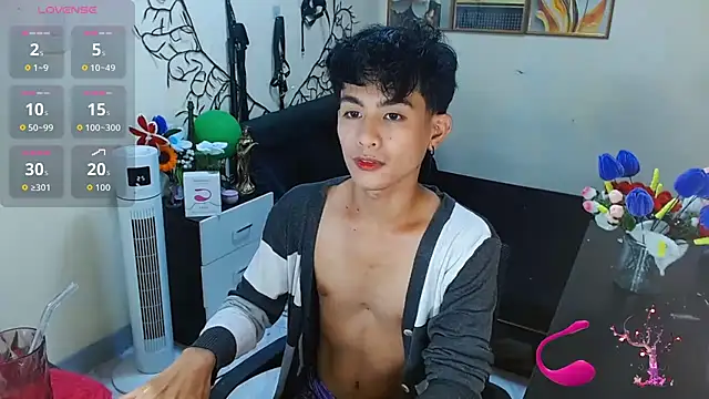 Snapshot of WildestTwink chatting on 25, 10, 2025 WildestTwink online show from 25, 10, 2025