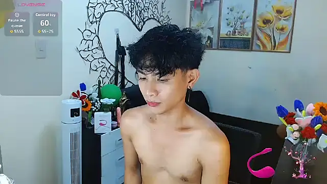 Snapshot of WildestTwink chatting on 28, 10, 2025 WildestTwink online show from 28, 10, 2025