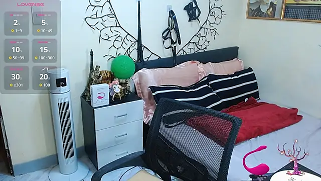 Snapshot of WildestTwink chatting on 5, 11, 2025 WildestTwink online show from 5, 11, 2025