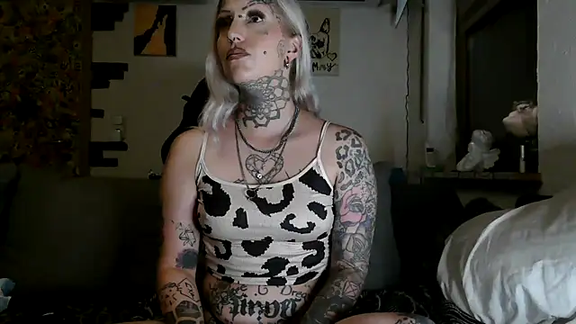 Snapshot of RoxxyInk chatting on 5, 7, 2026 RoxxyInk online show from 5, 7, 2026