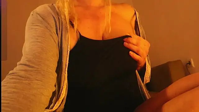 Snapshot of Kishaxxx chatting on 2, 2, 2025 Kishaxxx online show from 2, 2, 2025