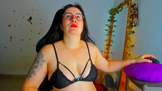 Snapshot of Susan_Foxx chatting on 12, 11, 2025 Susan Foxx online show from 12, 11, 2025