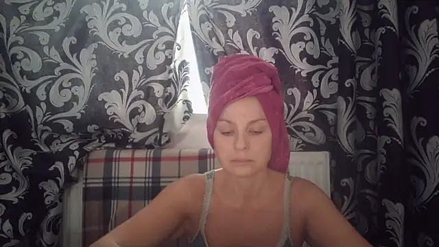 Snapshot of LindaStarS chatting on 4, 11, 2025 LindaStarS online show from 4, 11, 2025