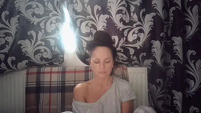 Snapshot of LindaStarS chatting on 5, 11, 2025 LindaStarS online show from 5, 11, 2025