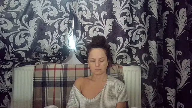 Snapshot of LindaStarS chatting on 6, 11, 2025 LindaStarS online show from 6, 11, 2025